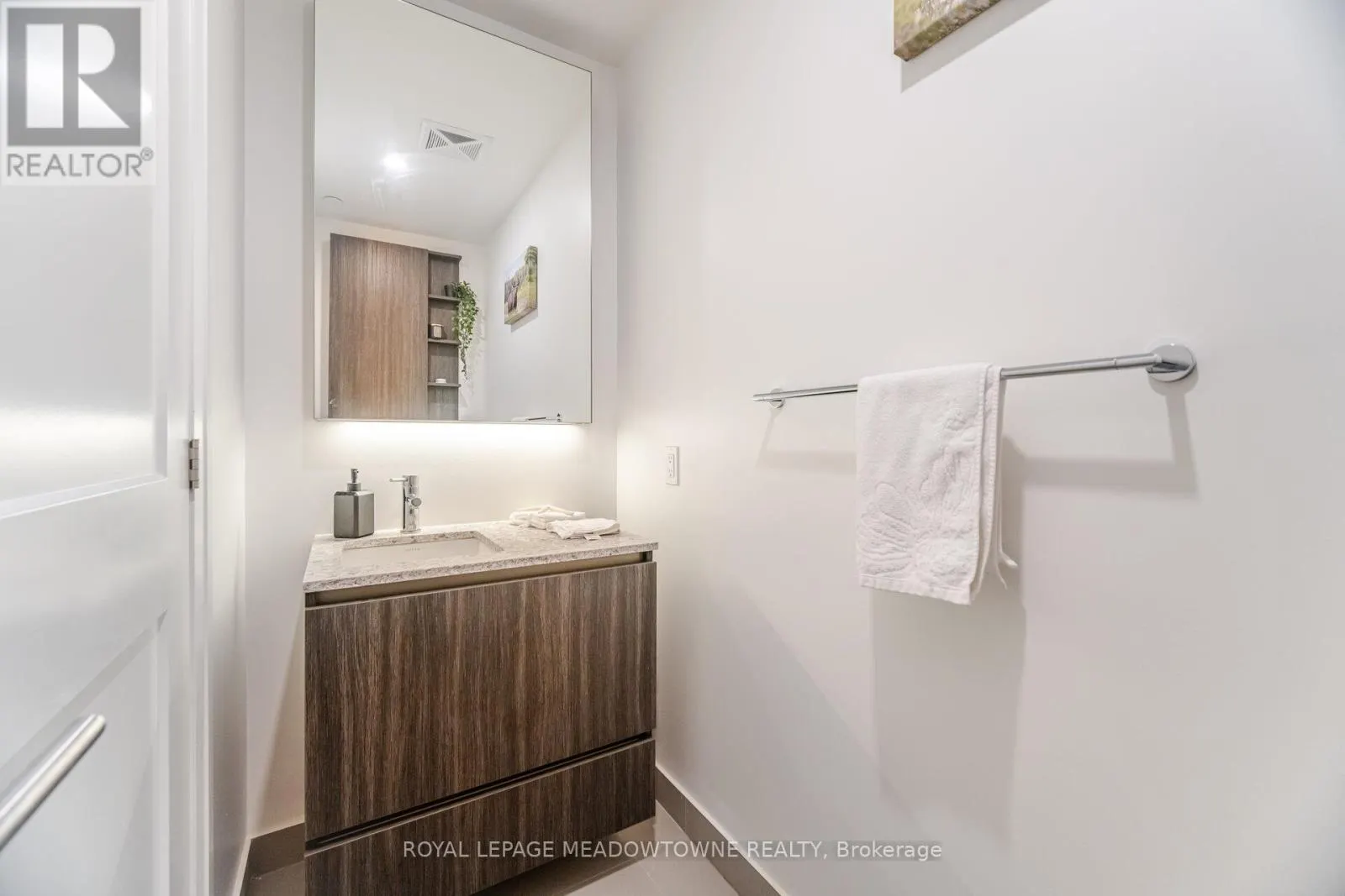 307 - 21 PARK STREET E