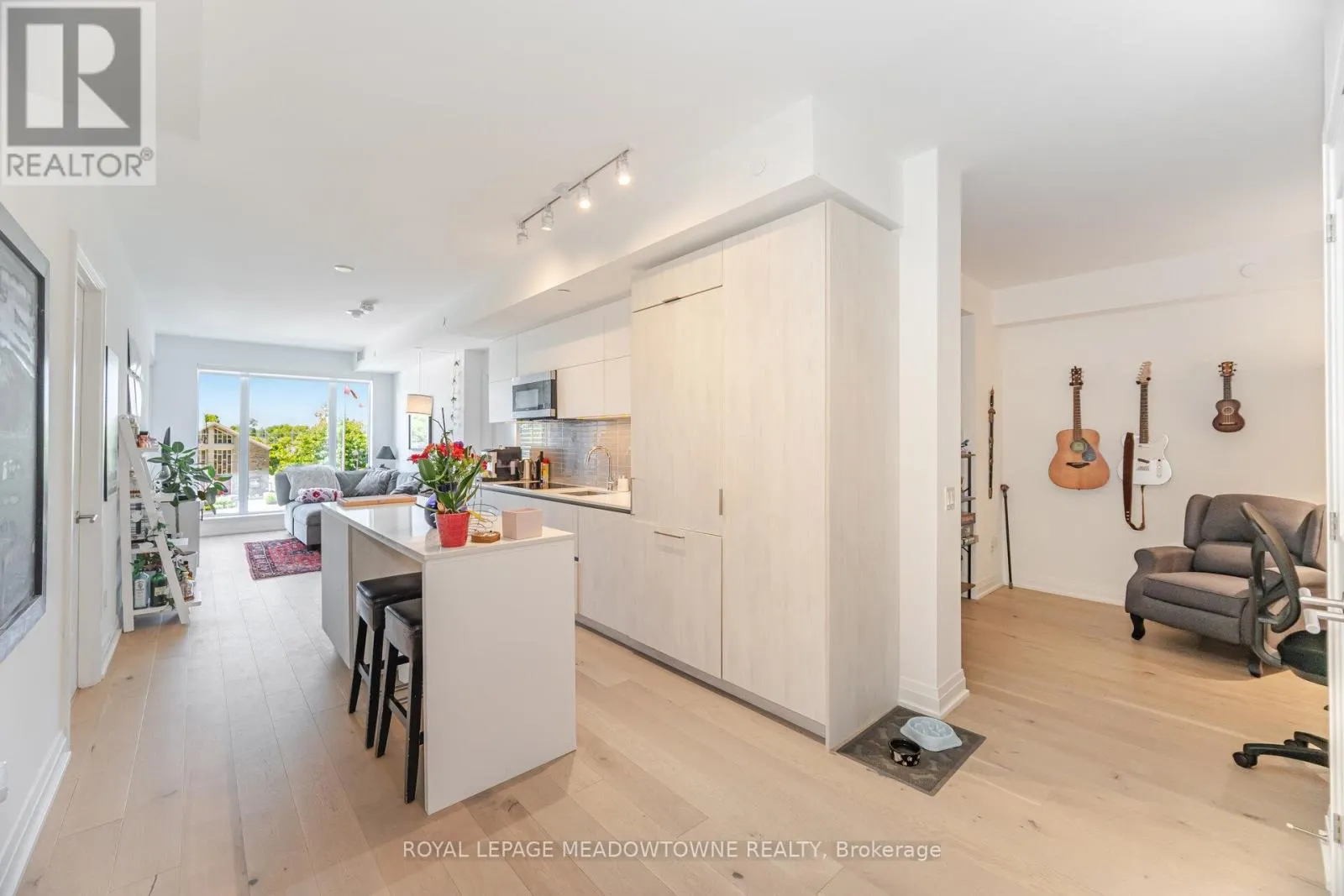 307 - 21 PARK STREET E