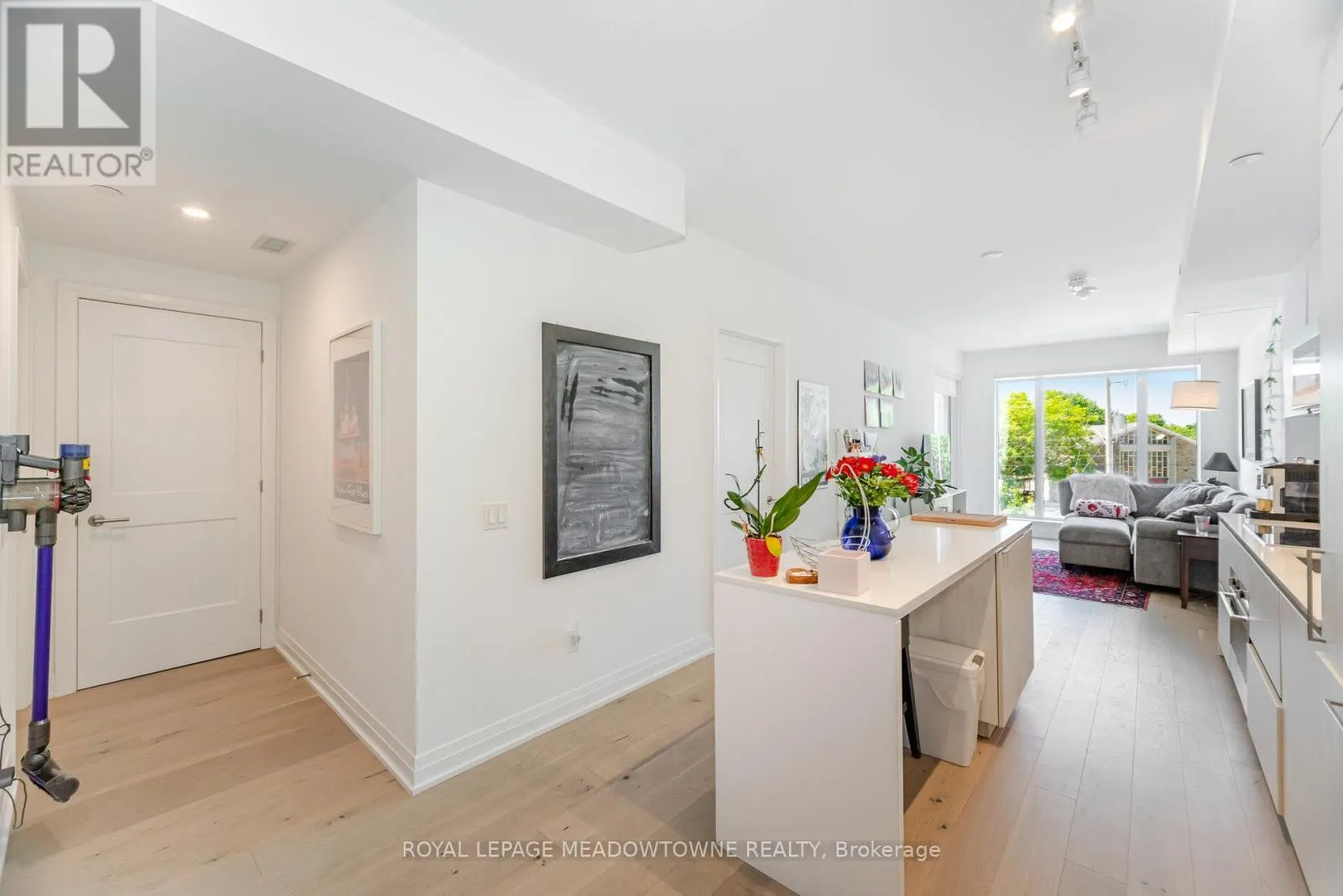 307 - 21 PARK STREET E