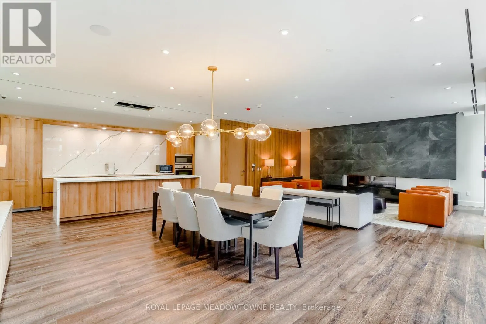 307 - 21 PARK STREET E
