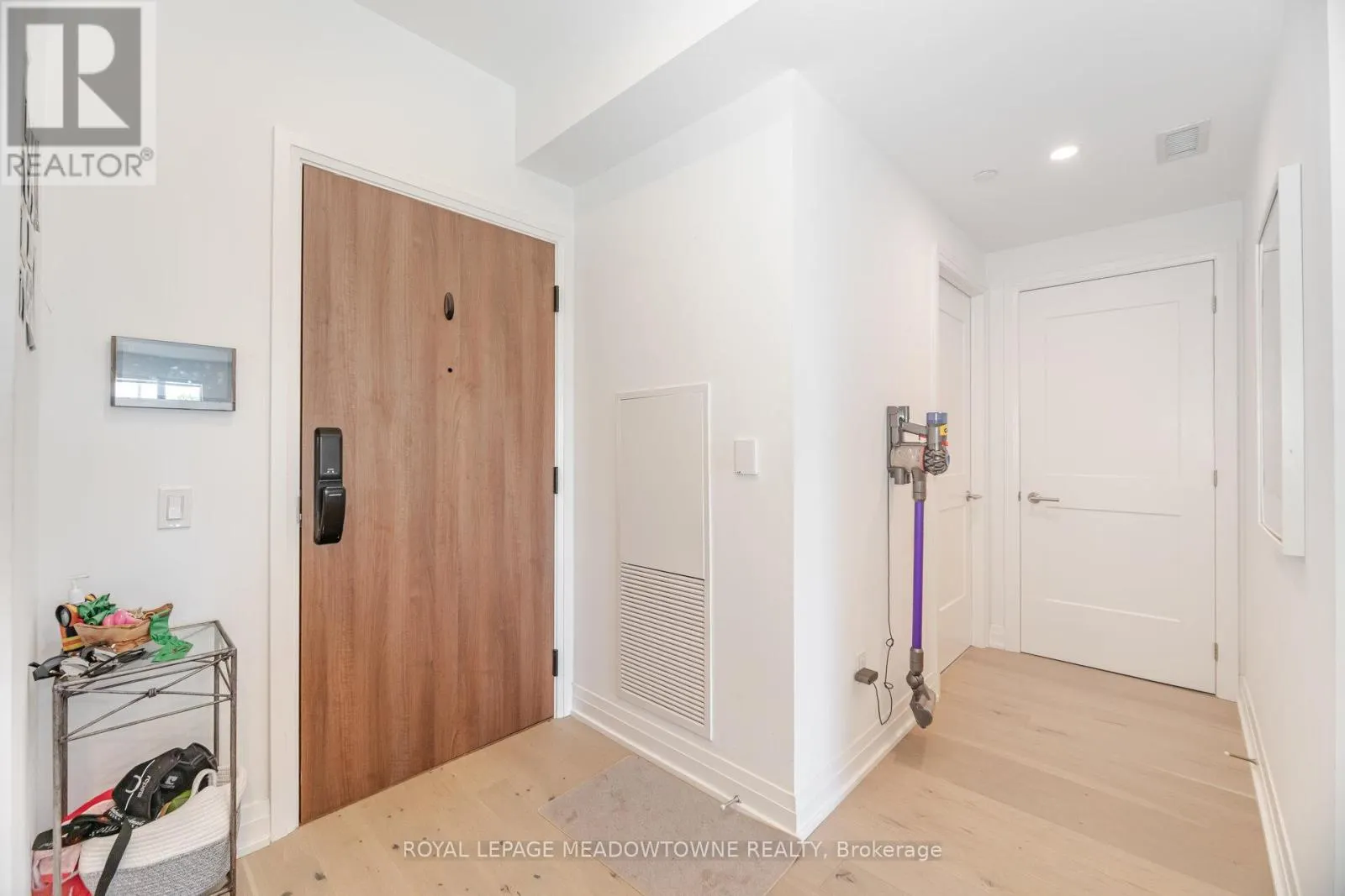 307 - 21 PARK STREET E