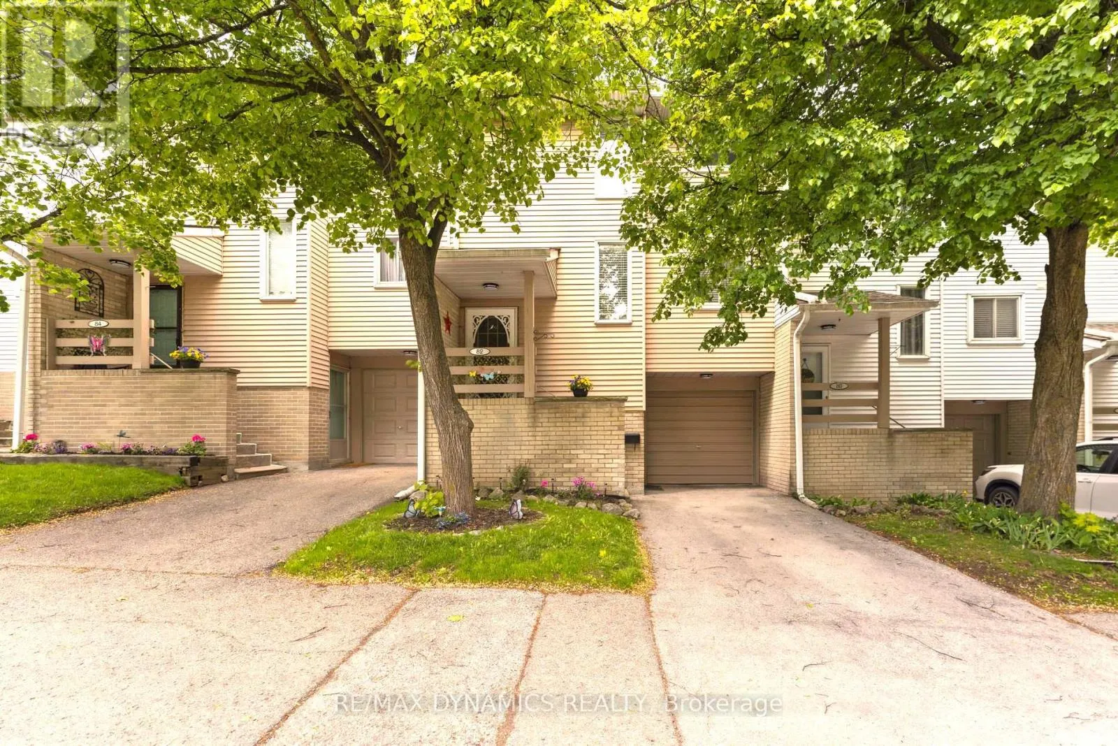 82 LYNDEN CIRCLE