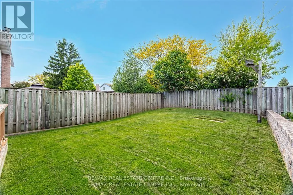583 MOORELANDS CRESCENT
