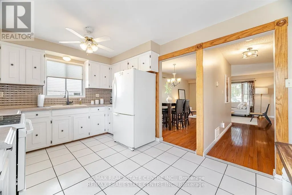 583 MOORELANDS CRESCENT
