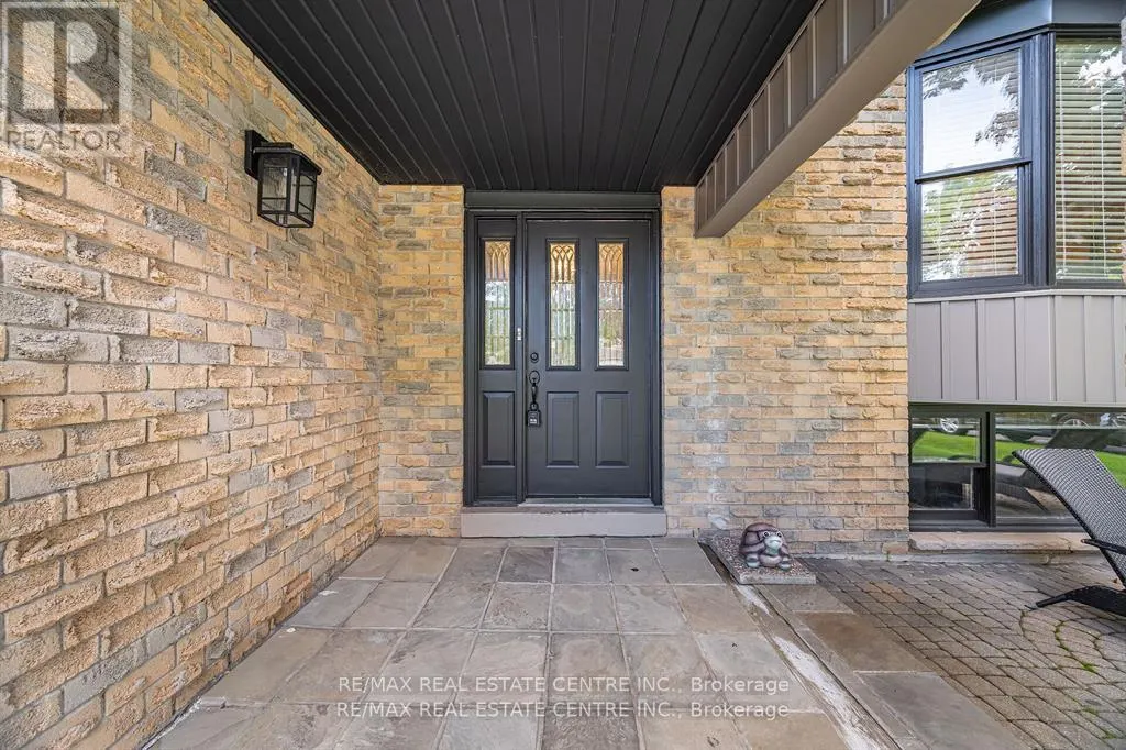 583 MOORELANDS CRESCENT