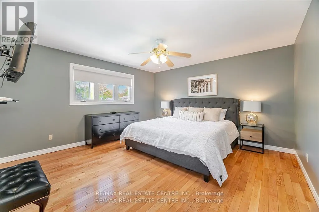583 MOORELANDS CRESCENT