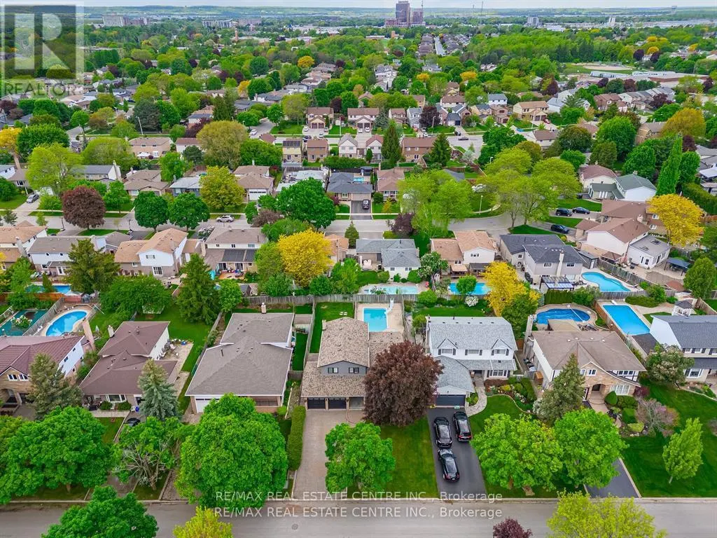 583 MOORELANDS CRESCENT
