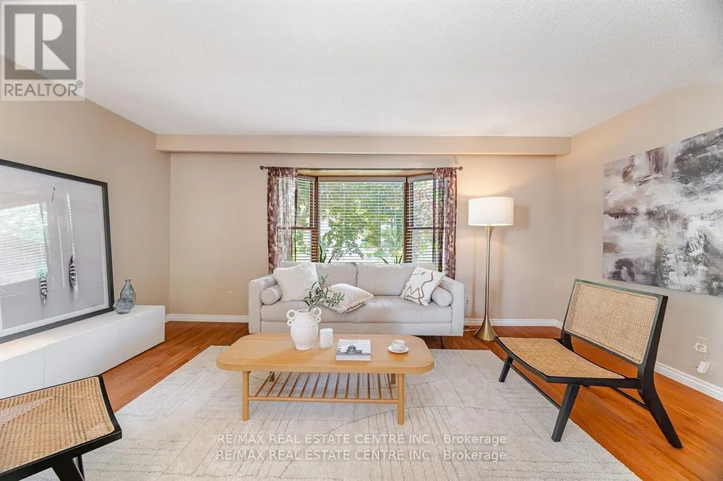 583 MOORELANDS CRESCENT
