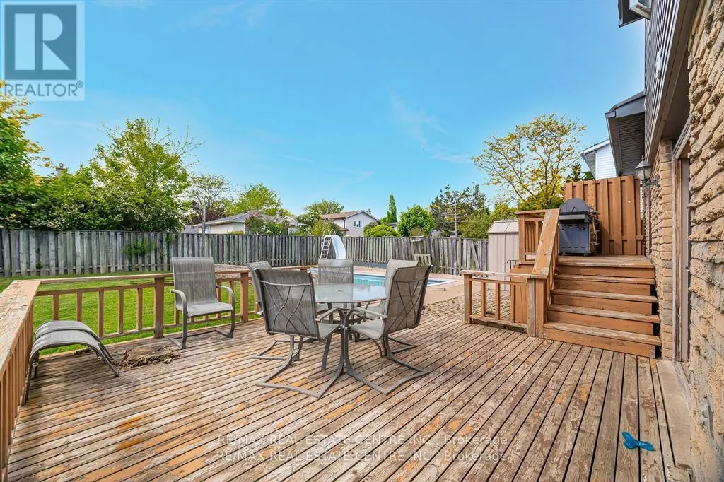 583 MOORELANDS CRESCENT