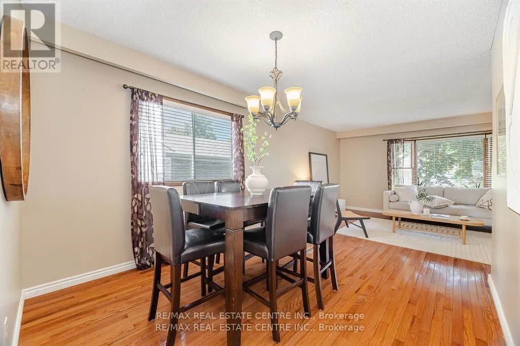 583 MOORELANDS CRESCENT