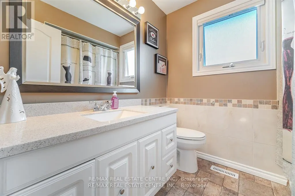 583 MOORELANDS CRESCENT