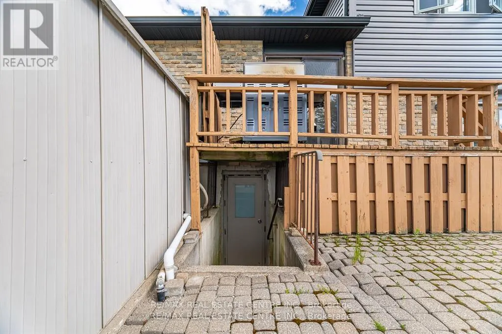 583 MOORELANDS CRESCENT