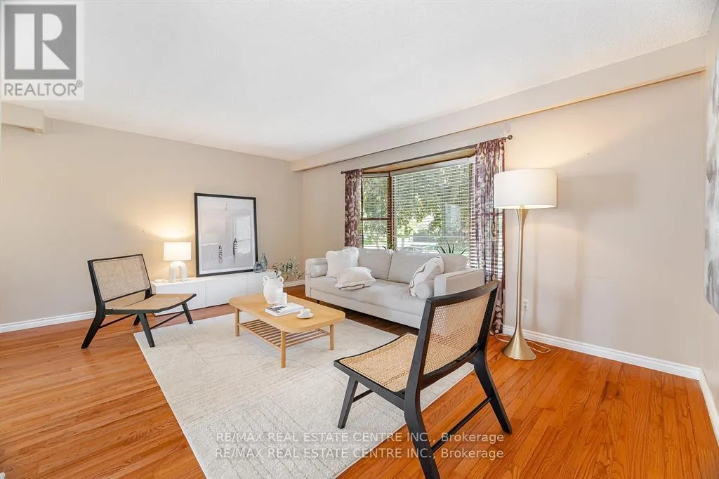 583 MOORELANDS CRESCENT