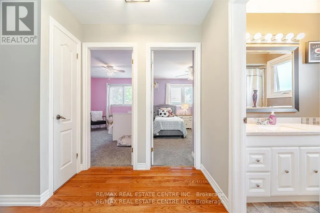 583 MOORELANDS CRESCENT