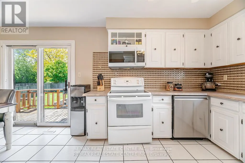 583 MOORELANDS CRESCENT