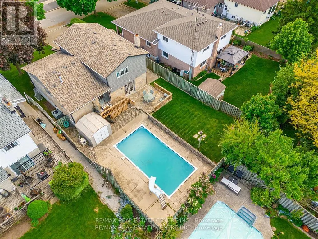 583 MOORELANDS CRESCENT