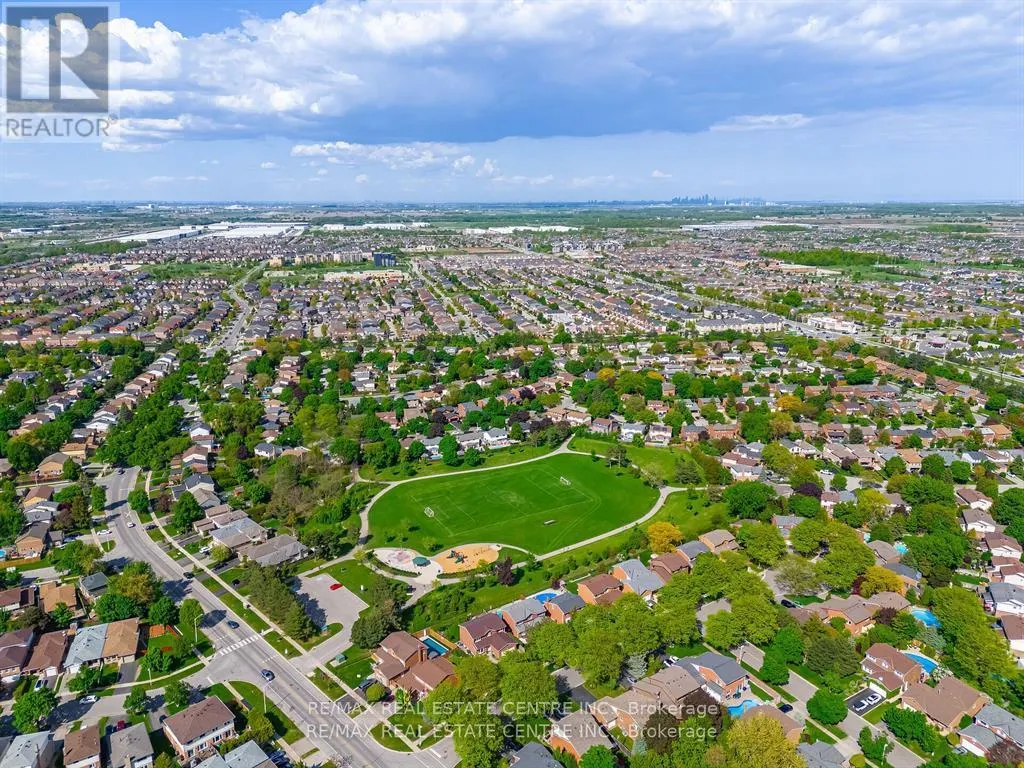 583 MOORELANDS CRESCENT