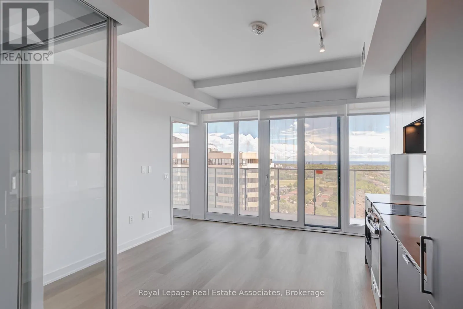 1807 - 3883 QUARTZ ROAD