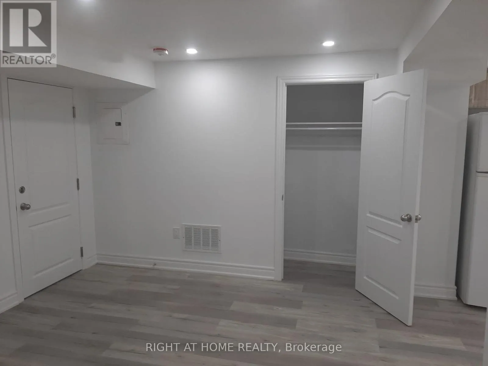 STUDIO 2 - 3222 TRELAWNY CIRCLE