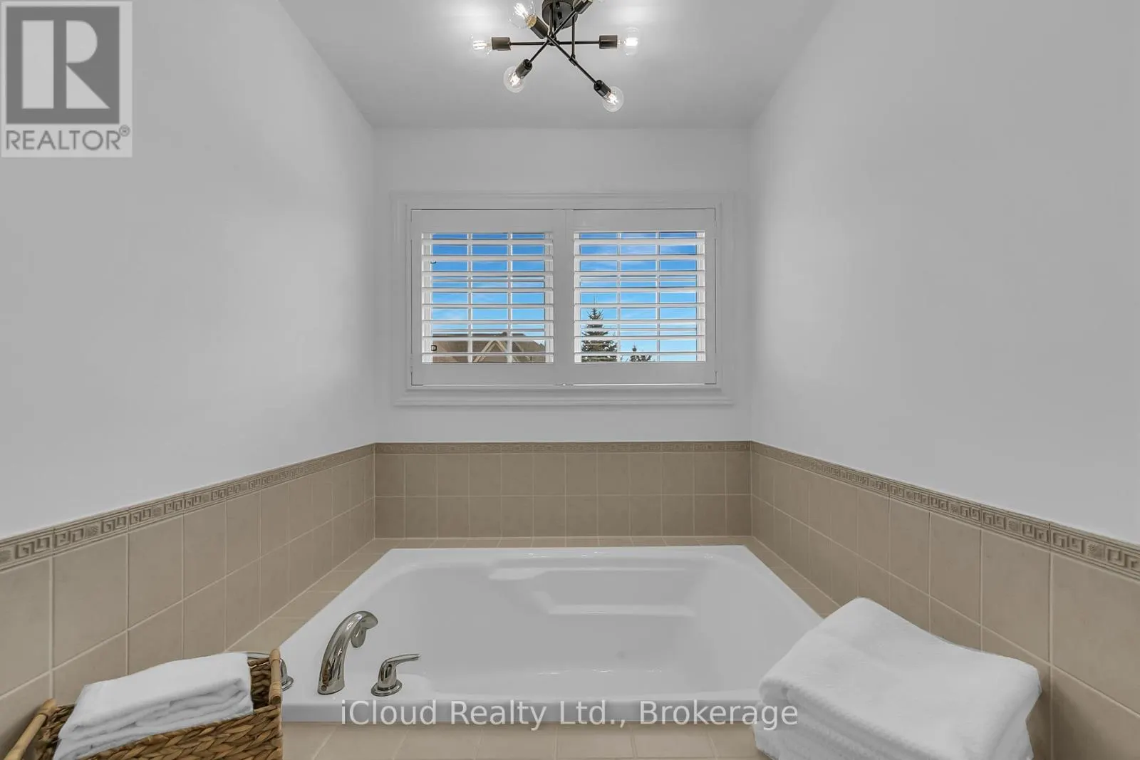 18 - 2295 ROCHESTER CIRCLE