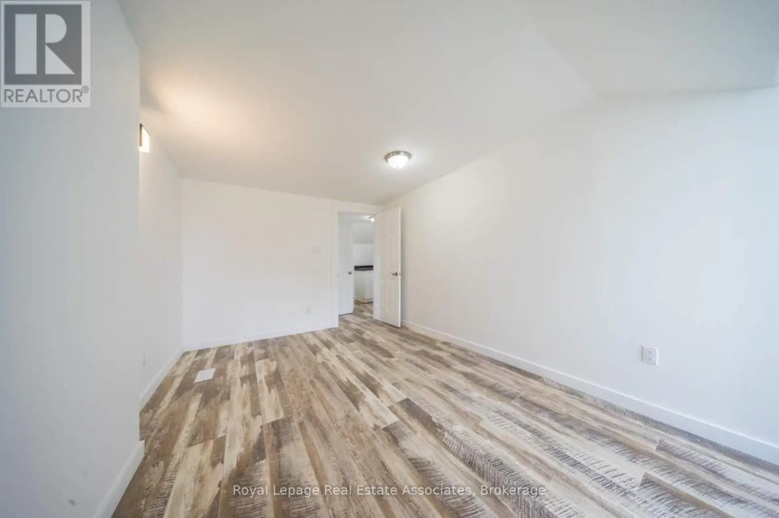 881 LAKESHORE ROAD E