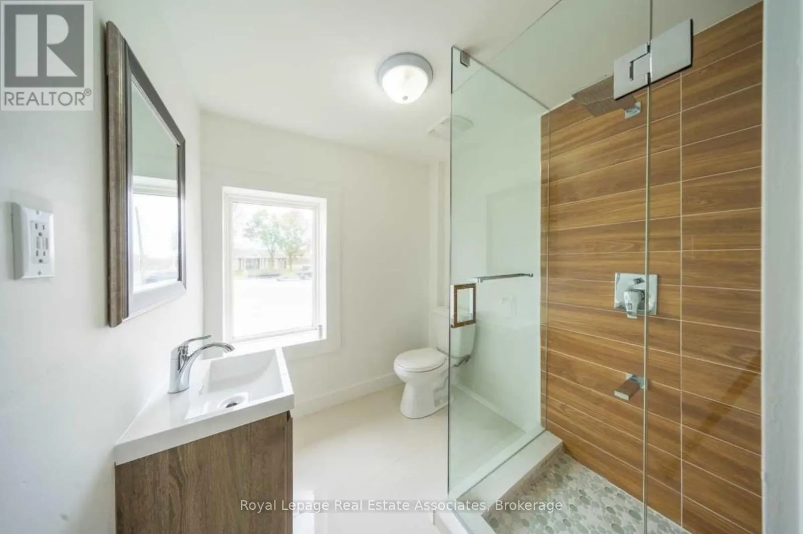 881 LAKESHORE ROAD E