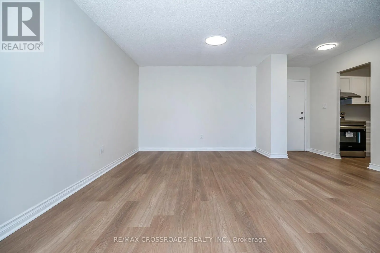 806 - 320 DIXON ROAD