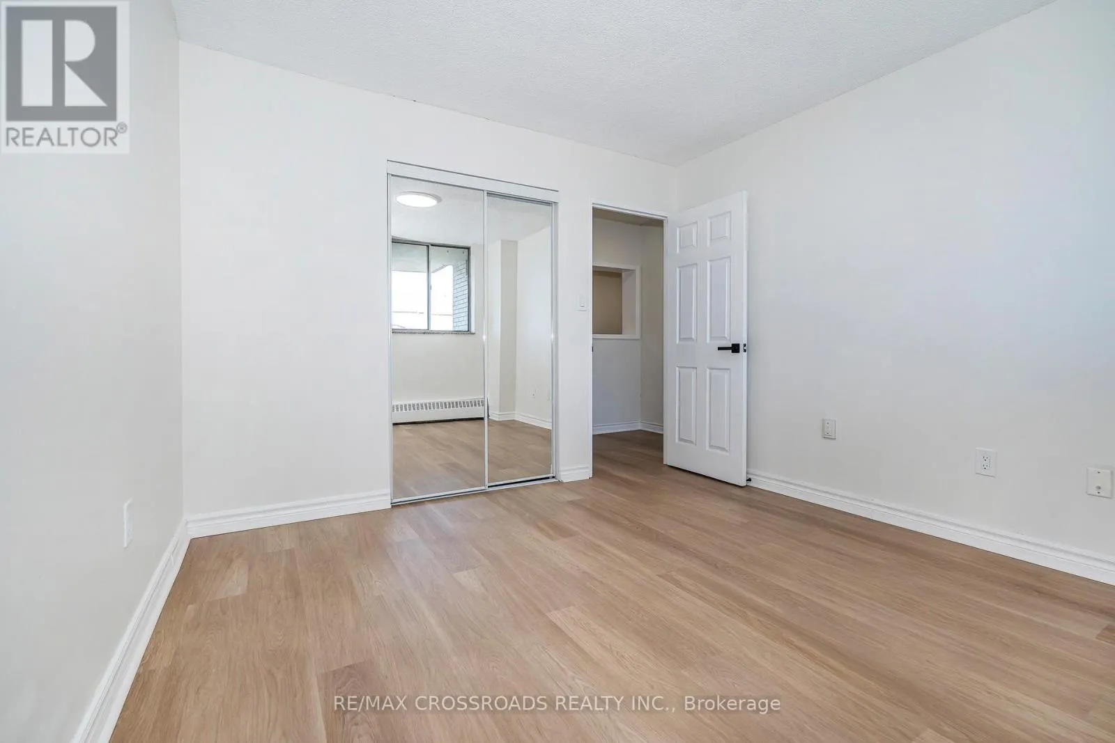 806 - 320 DIXON ROAD