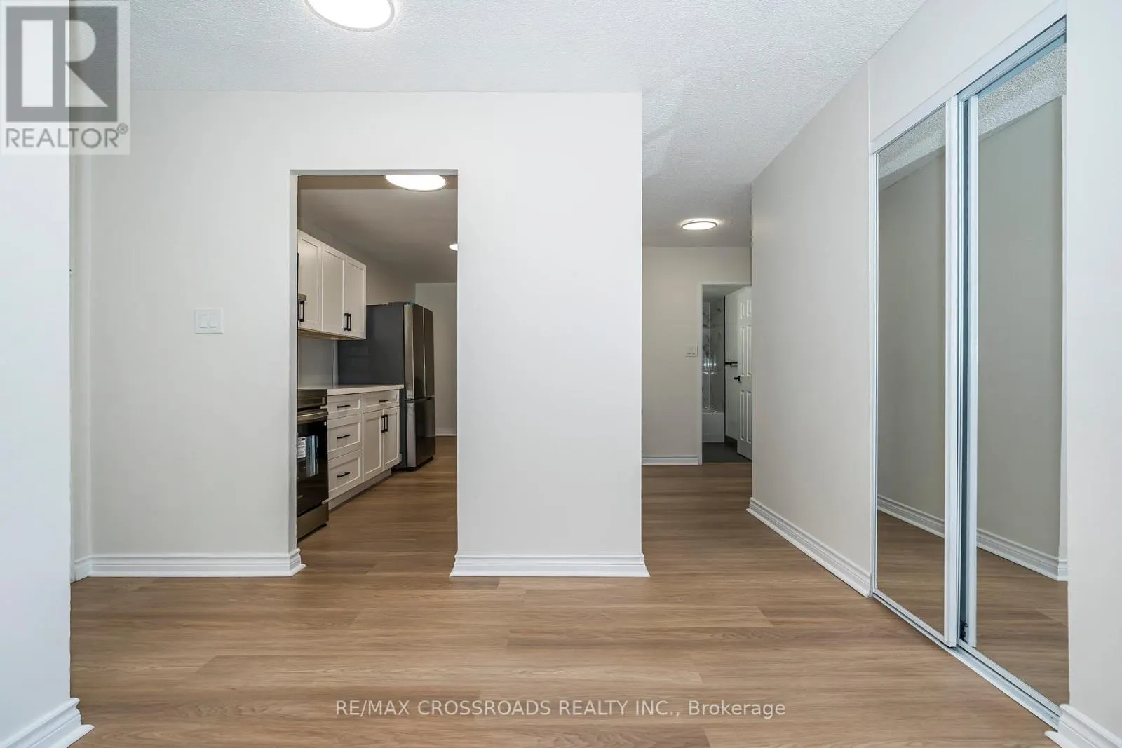 806 - 320 DIXON ROAD