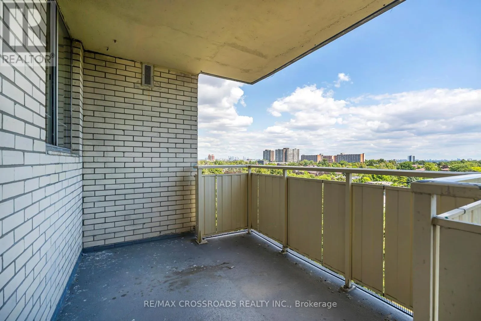 806 - 320 DIXON ROAD