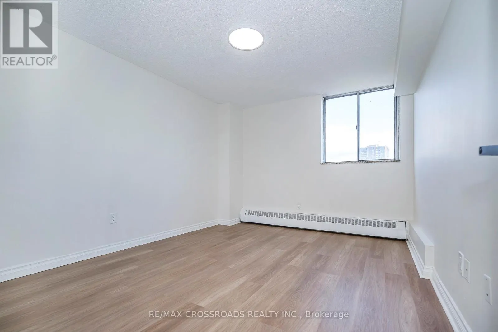 806 - 320 DIXON ROAD