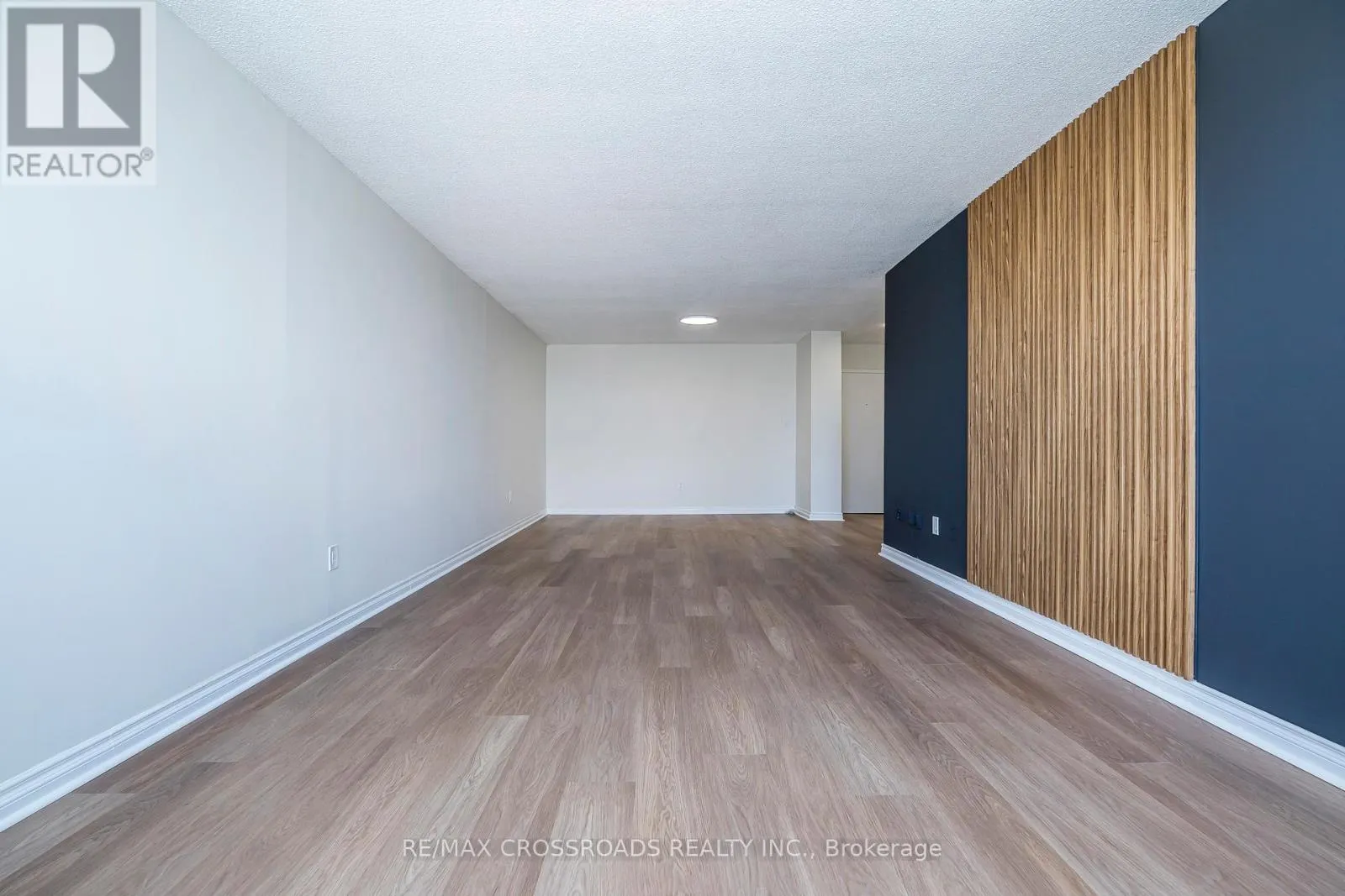 806 - 320 DIXON ROAD