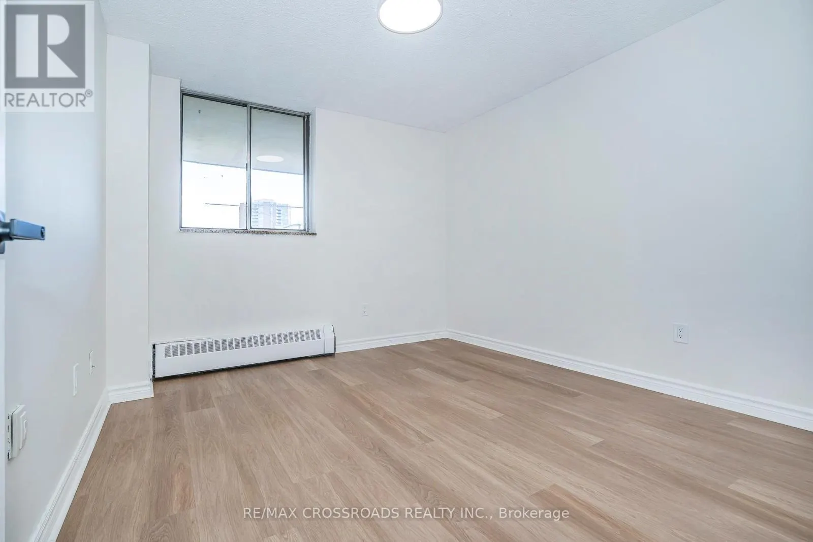 806 - 320 DIXON ROAD