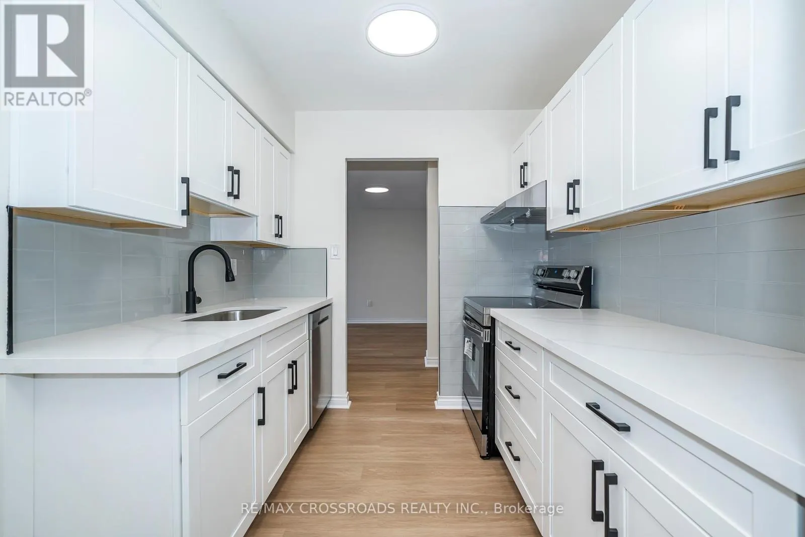 806 - 320 DIXON ROAD