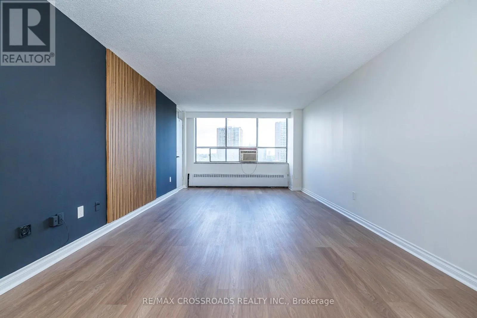 806 - 320 DIXON ROAD