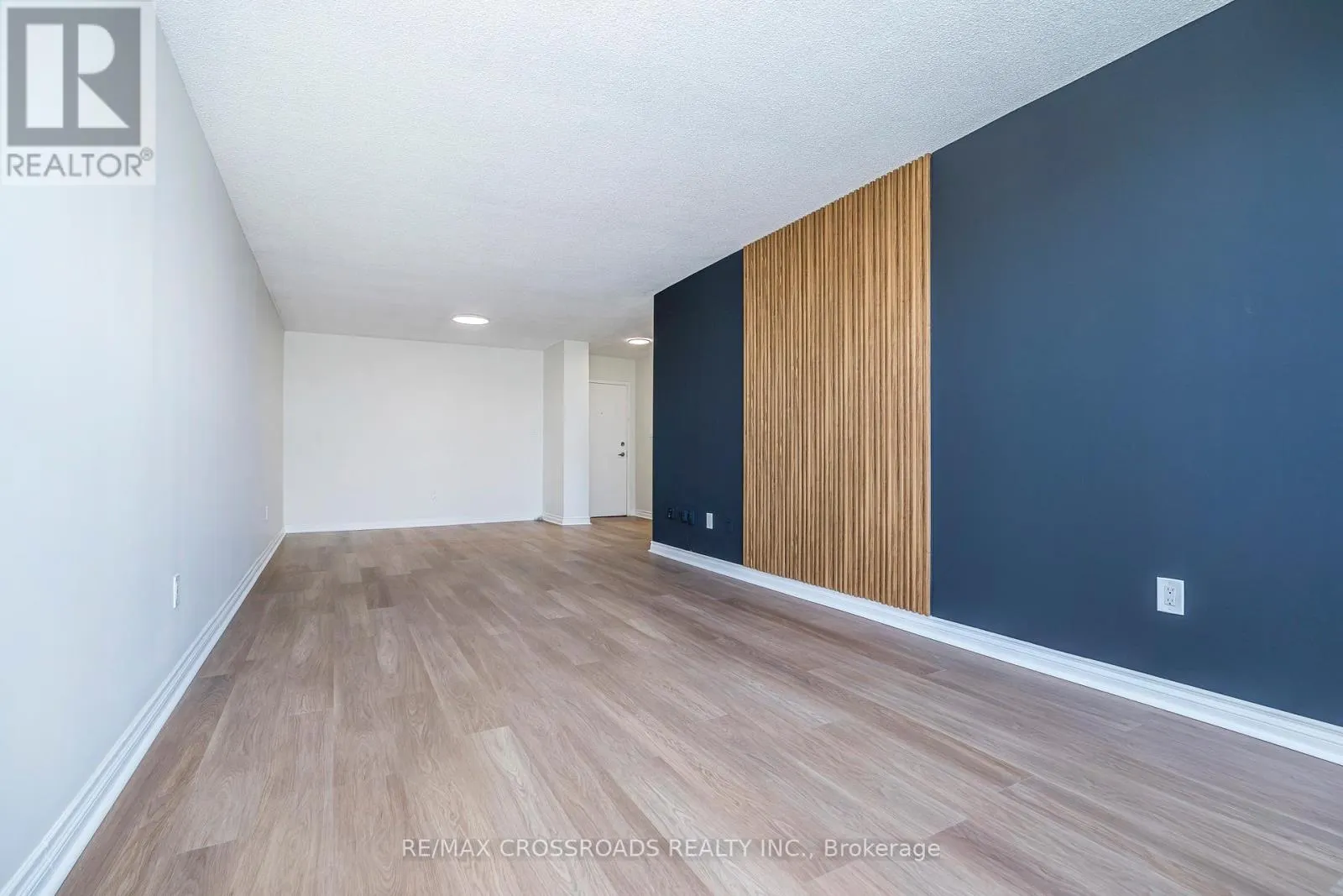 806 - 320 DIXON ROAD