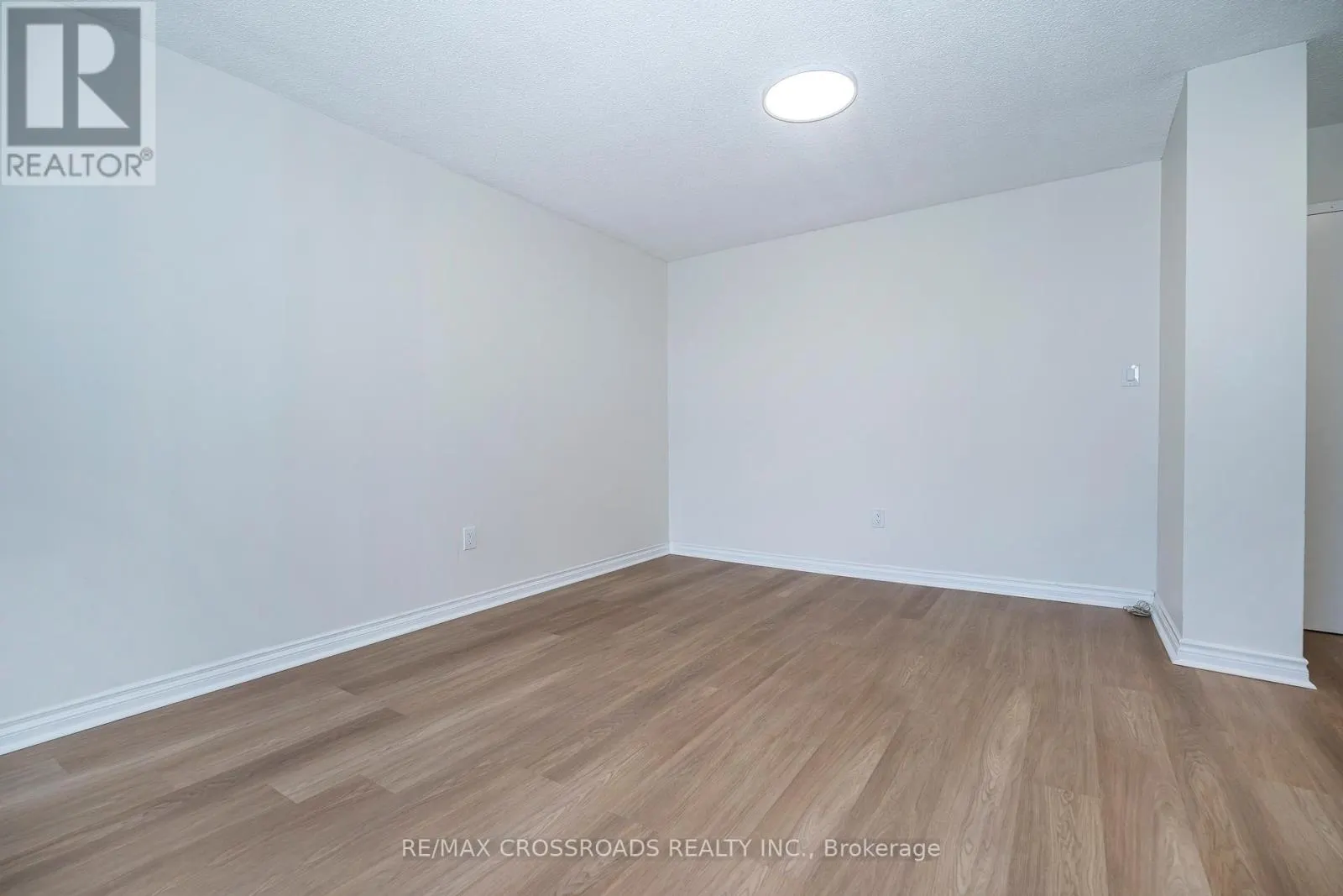 806 - 320 DIXON ROAD