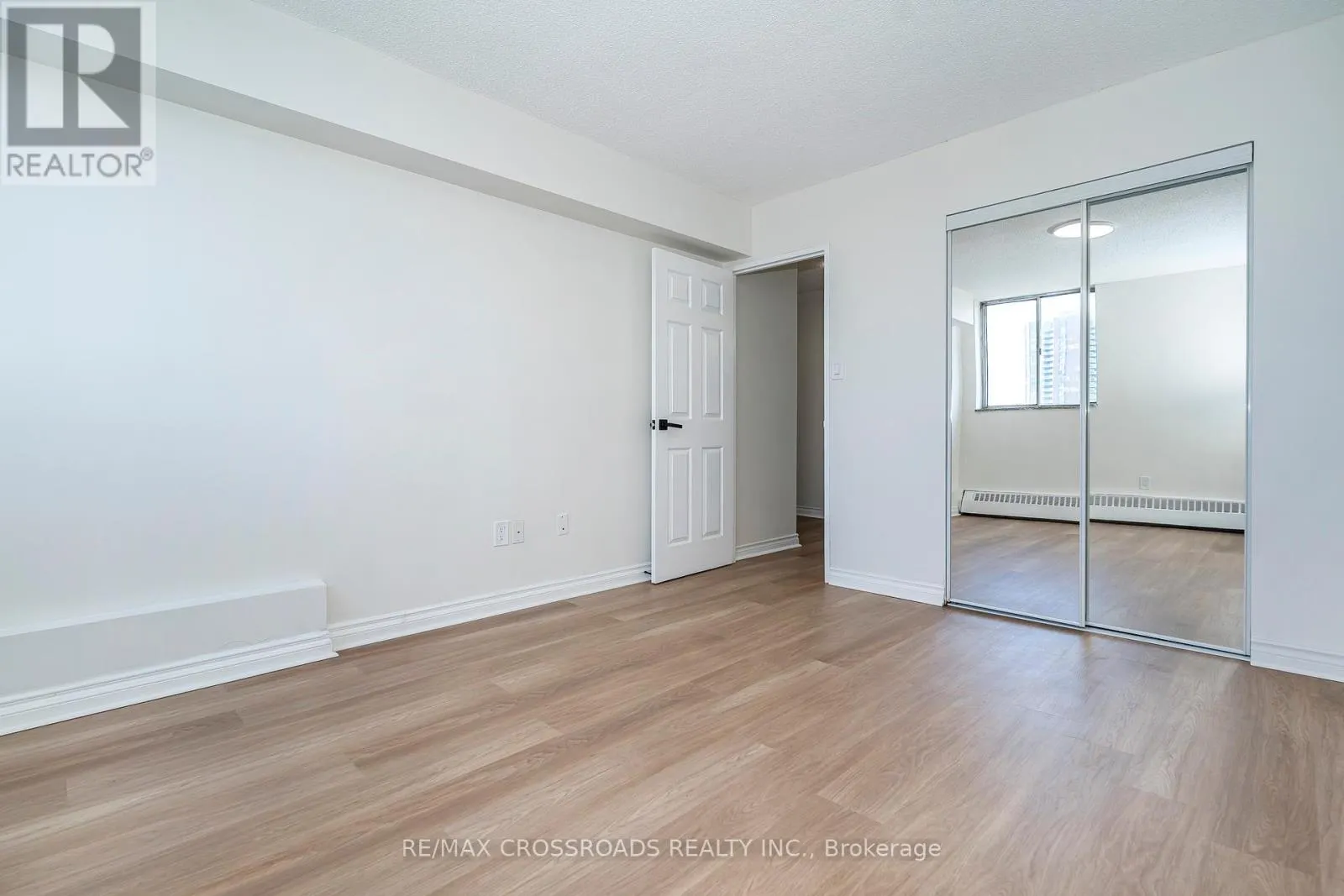 806 - 320 DIXON ROAD