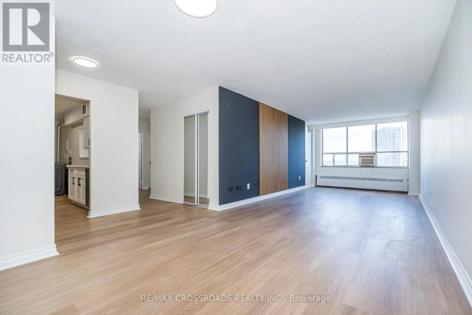 806 - 320 DIXON ROAD
