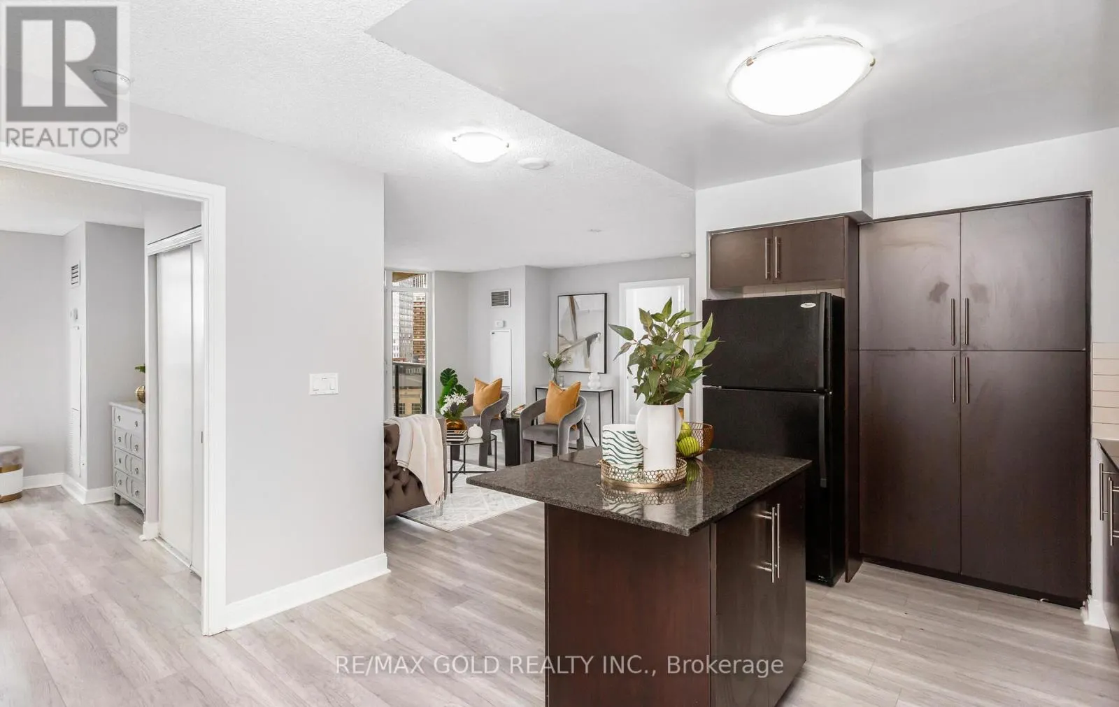 804 - 330 BURNHAMTHORPE ROAD