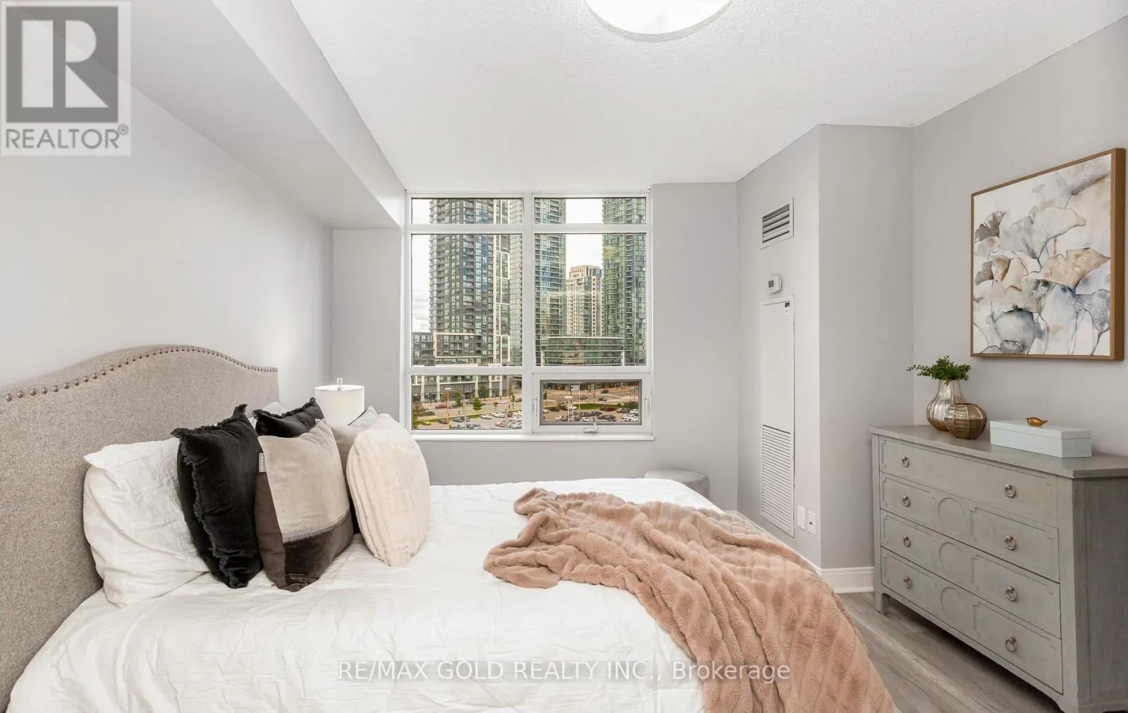 804 - 330 BURNHAMTHORPE ROAD