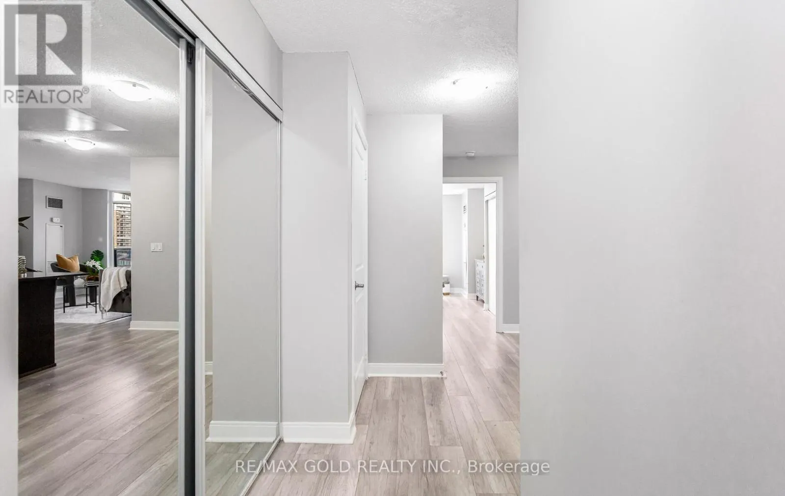 804 - 330 BURNHAMTHORPE ROAD
