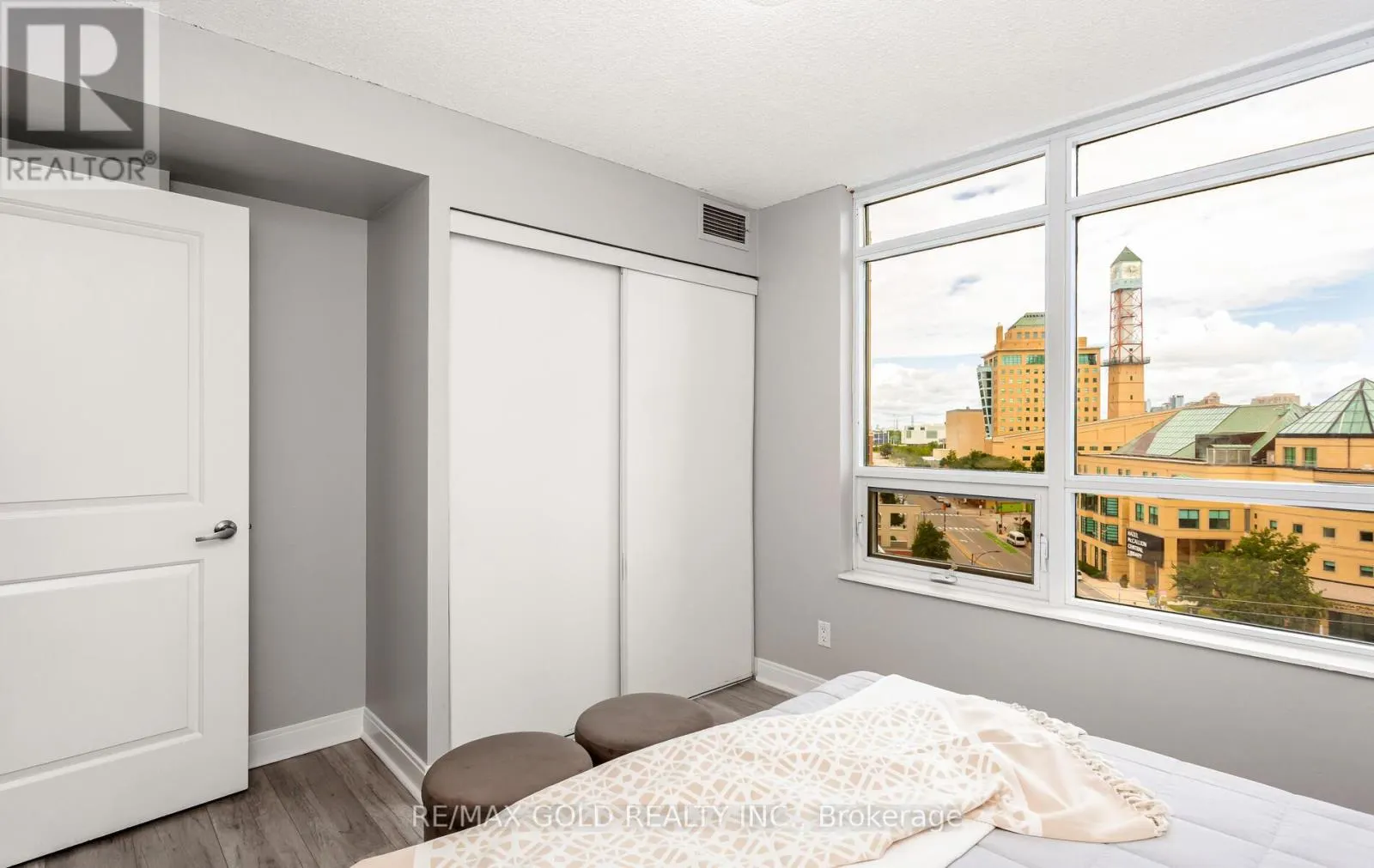 804 - 330 BURNHAMTHORPE ROAD