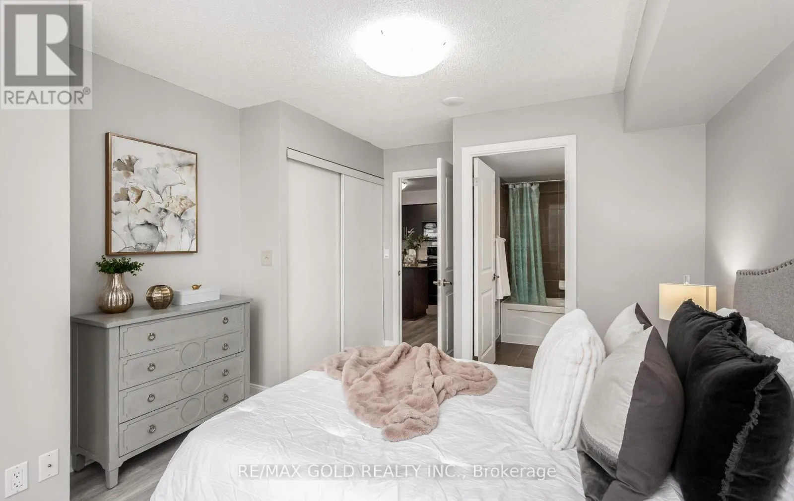 804 - 330 BURNHAMTHORPE ROAD