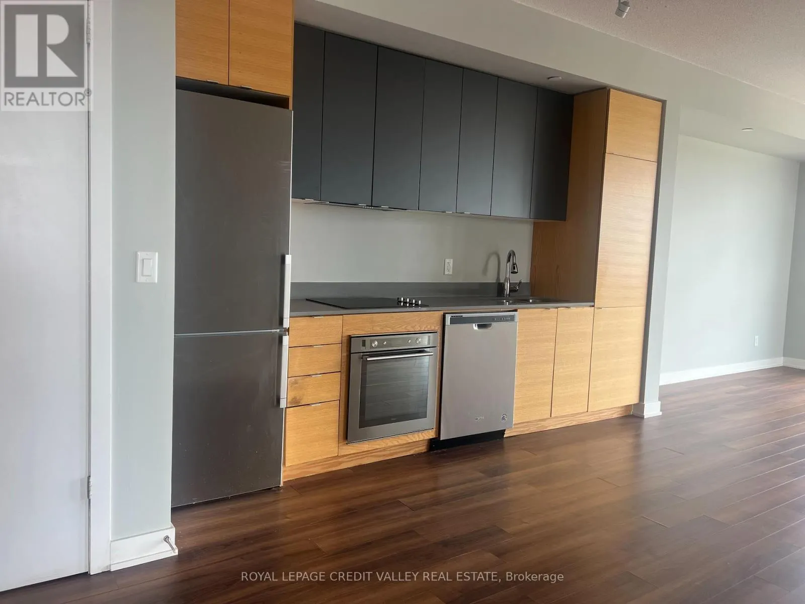 D416 - 5220 DUNDAS STREET