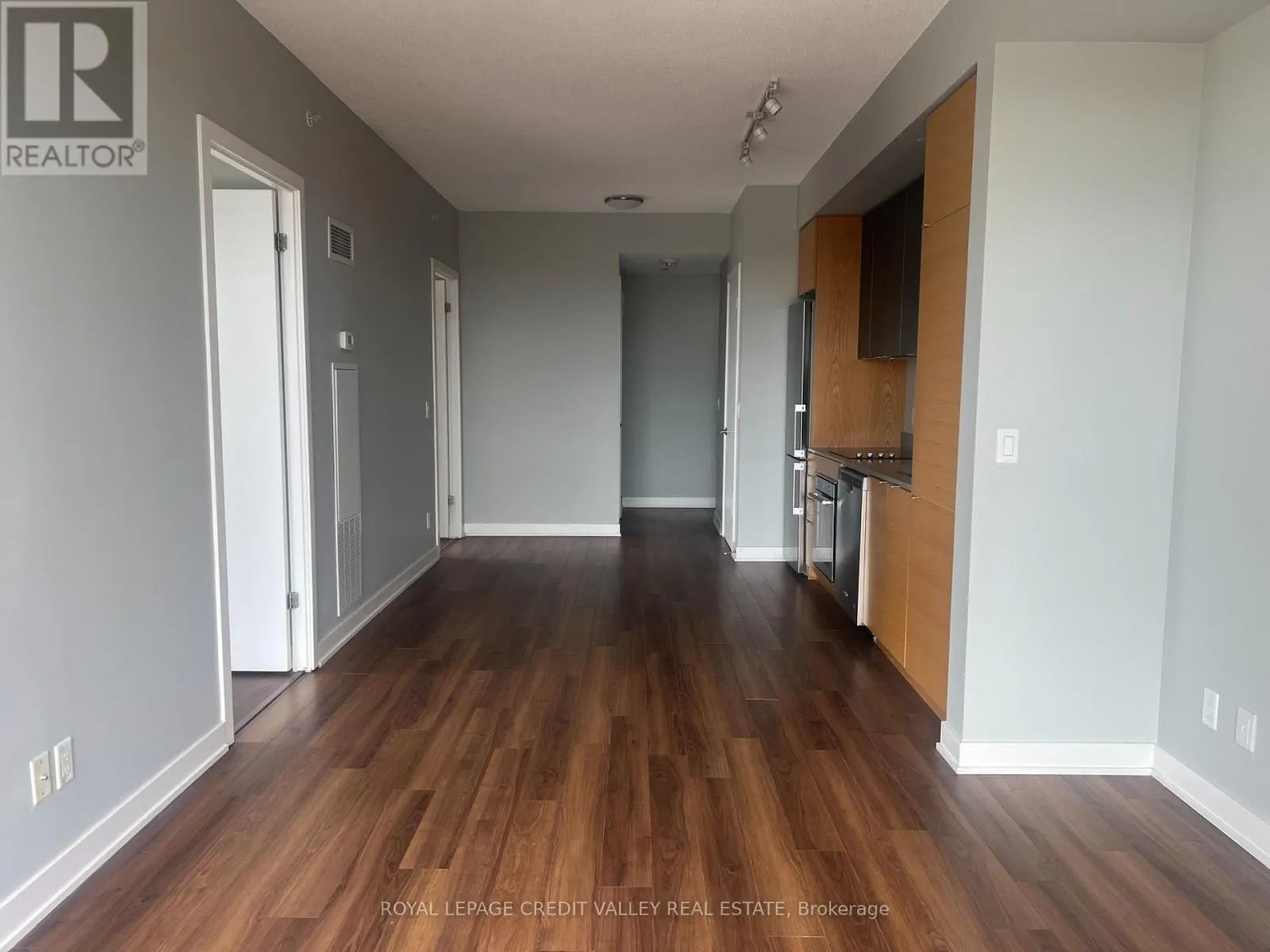 D416 - 5220 DUNDAS STREET
