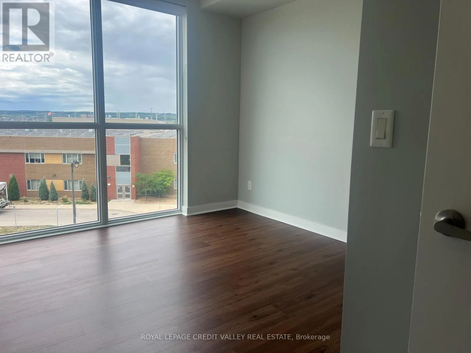 D416 - 5220 DUNDAS STREET
