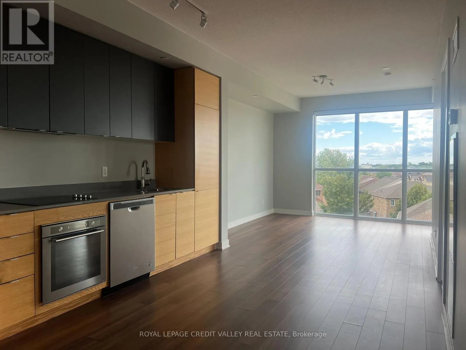 D416 - 5220 DUNDAS STREET