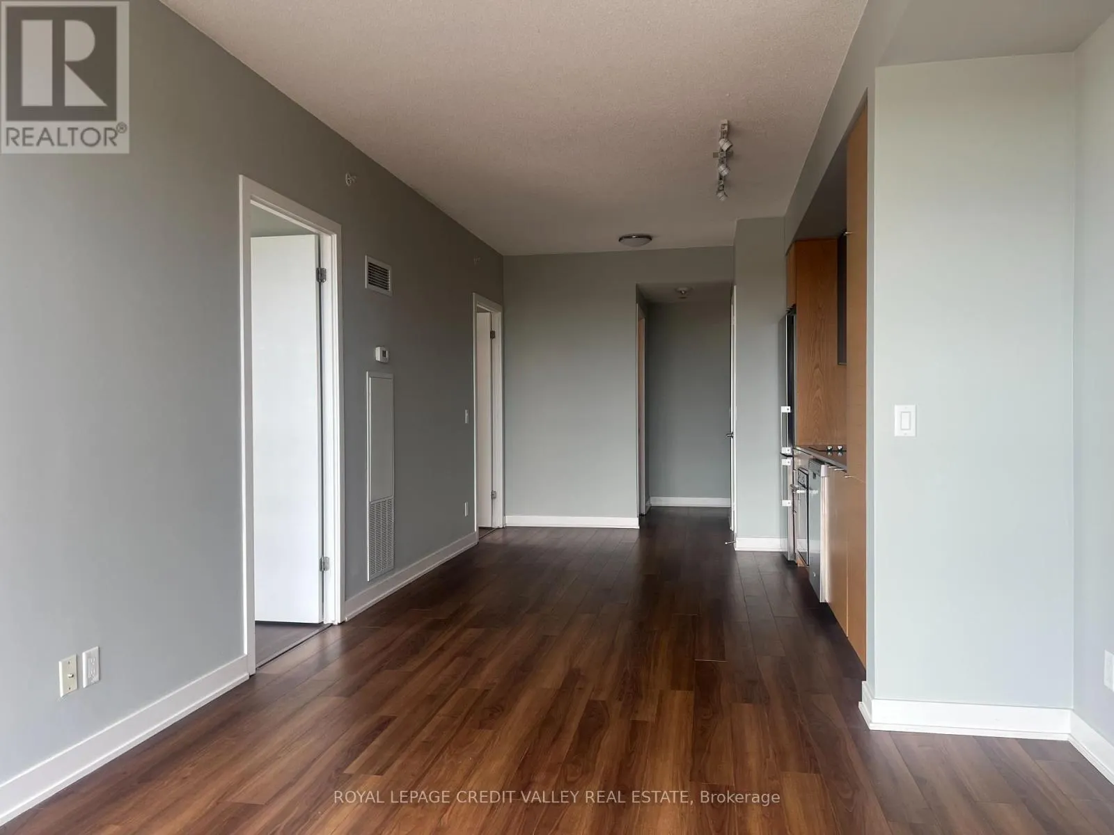 D416 - 5220 DUNDAS STREET
