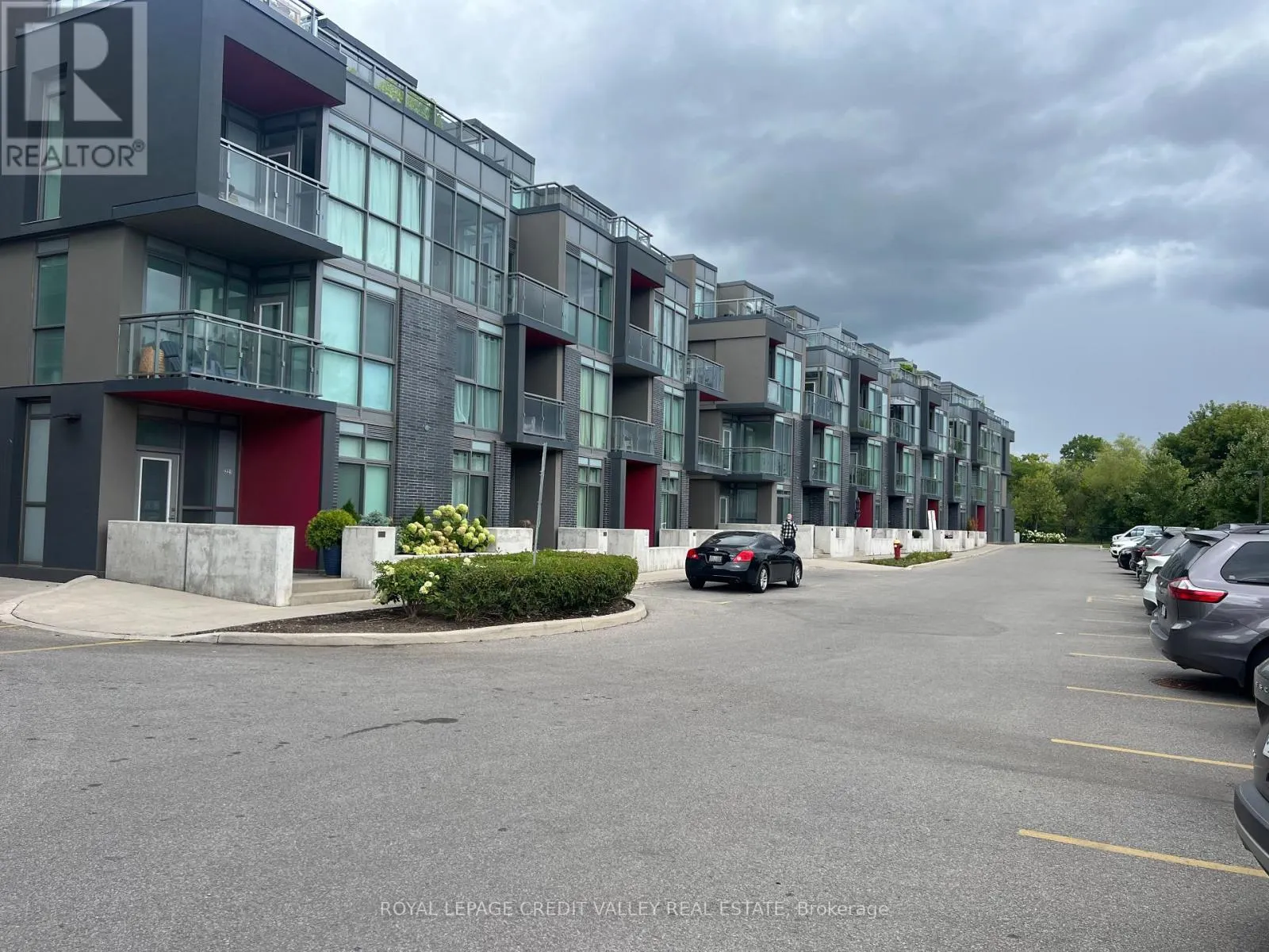 D416 - 5220 DUNDAS STREET